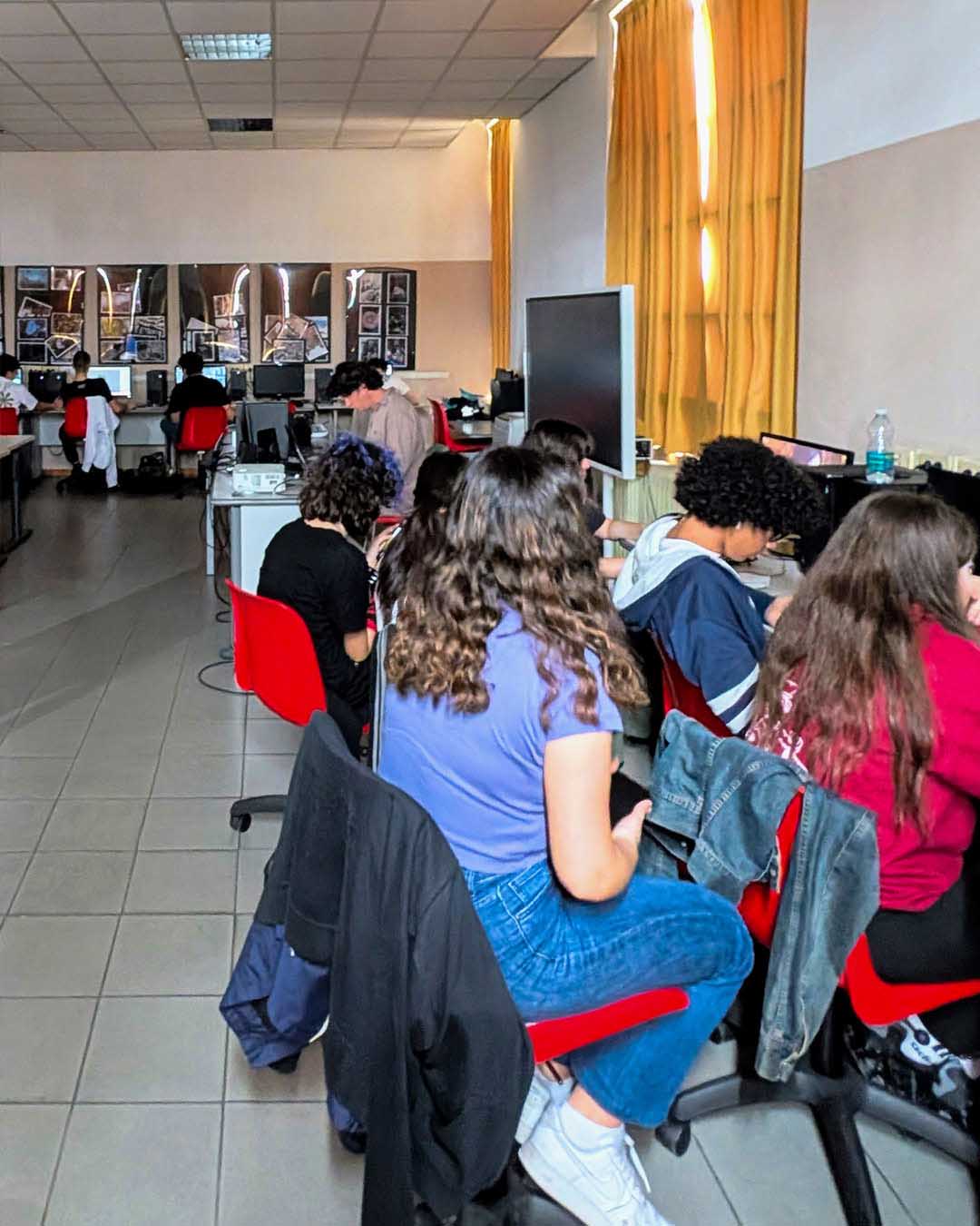 Photo taken during the workshop led by Gianluca Abbate while students work in the classroom
