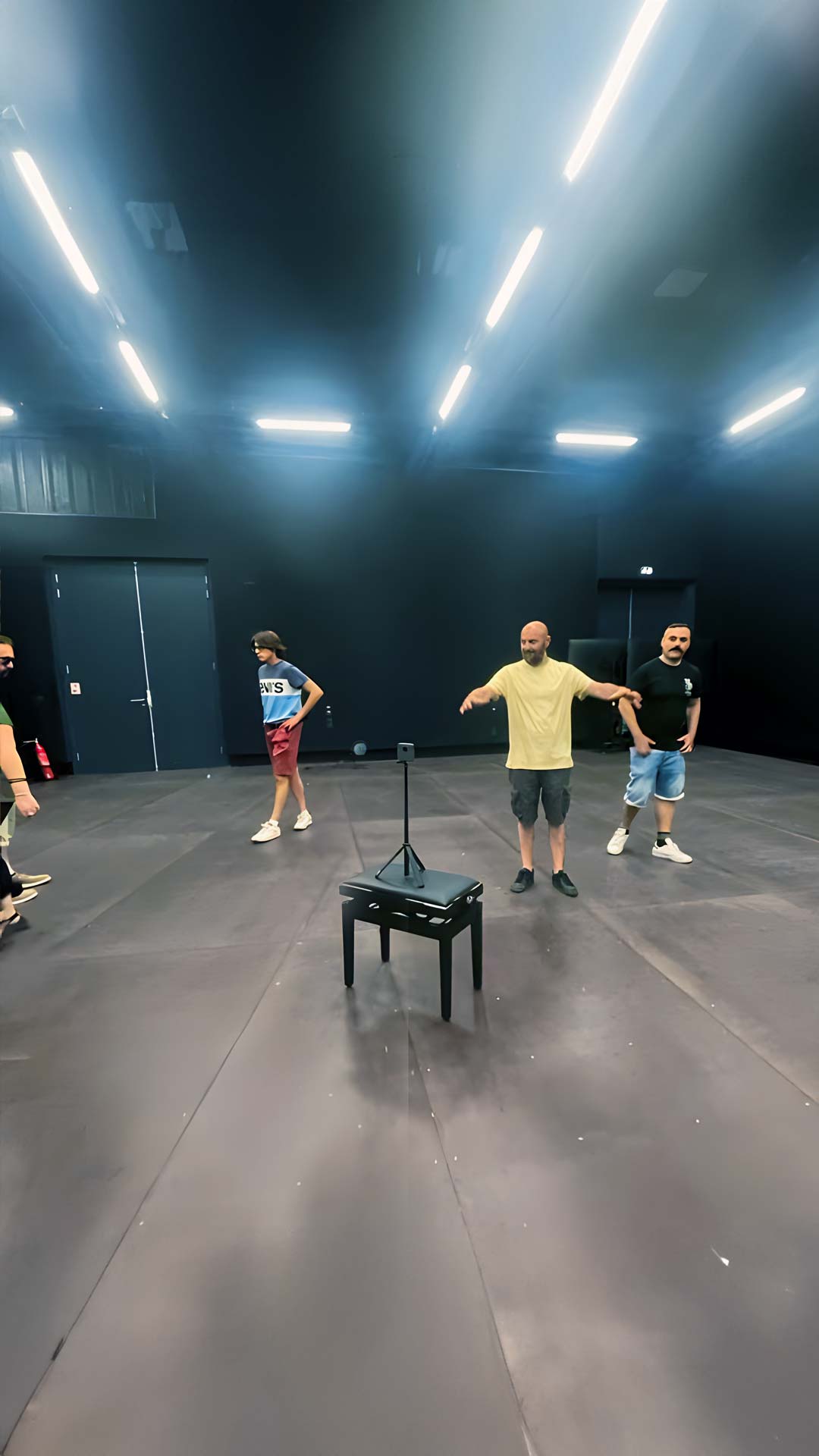 Dans la Grotte – behind-the-scenes frame on the soundstage
