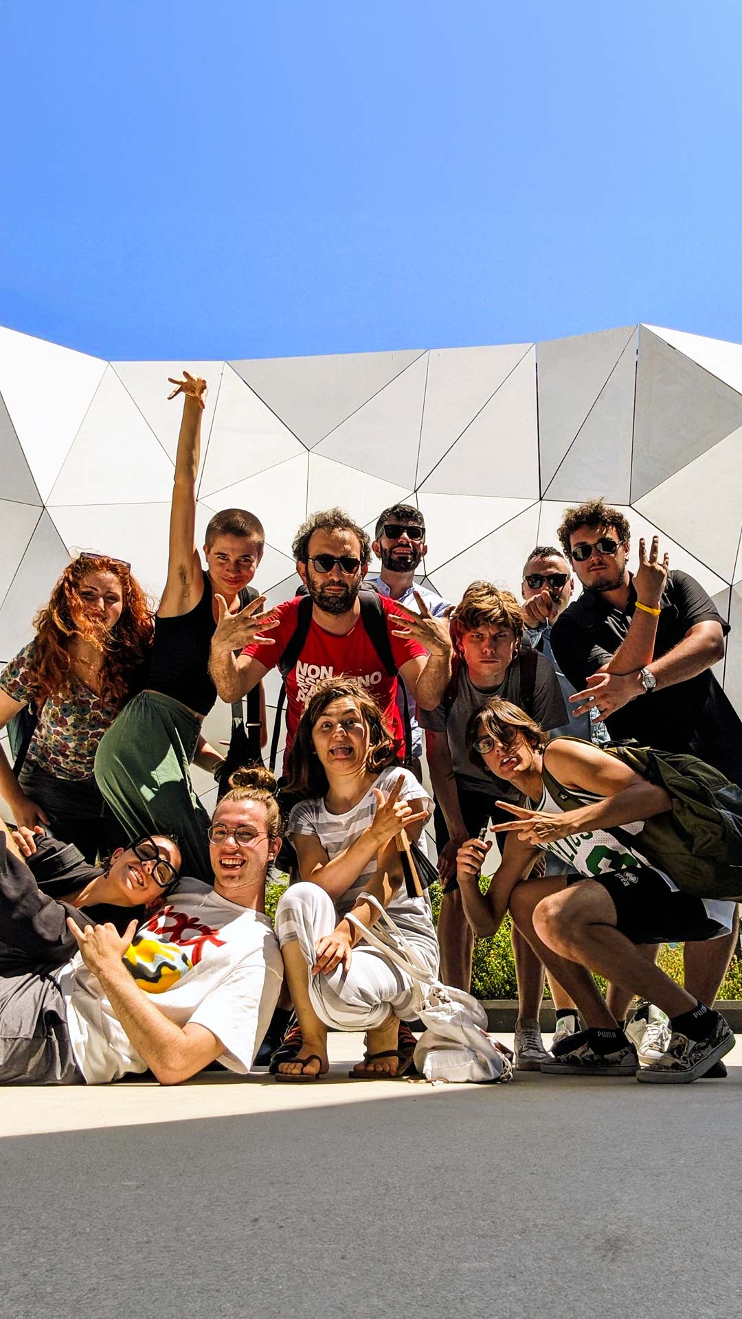 Dans la Grotte – group photo in front of the university campus