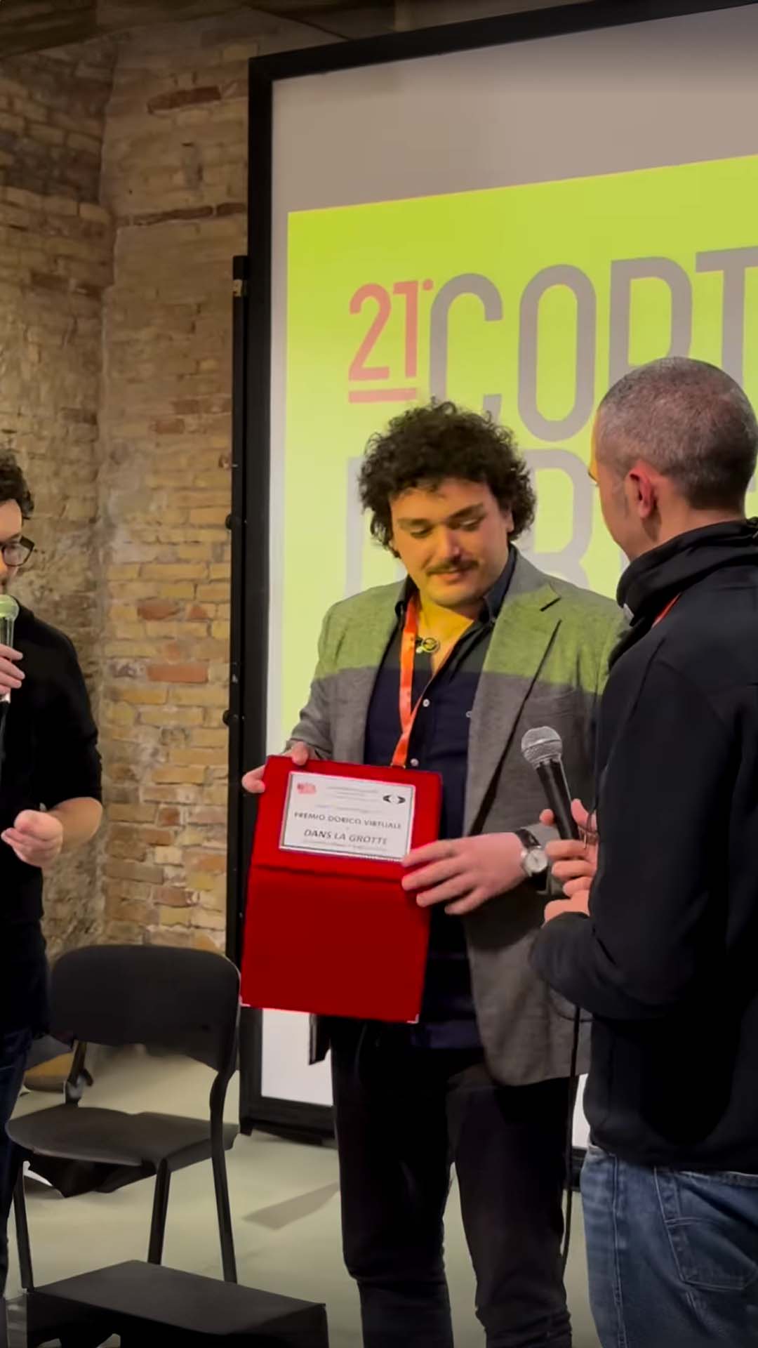 Dans la Grotte – Silvestro Pizzati accepting the award at Corto Dorico