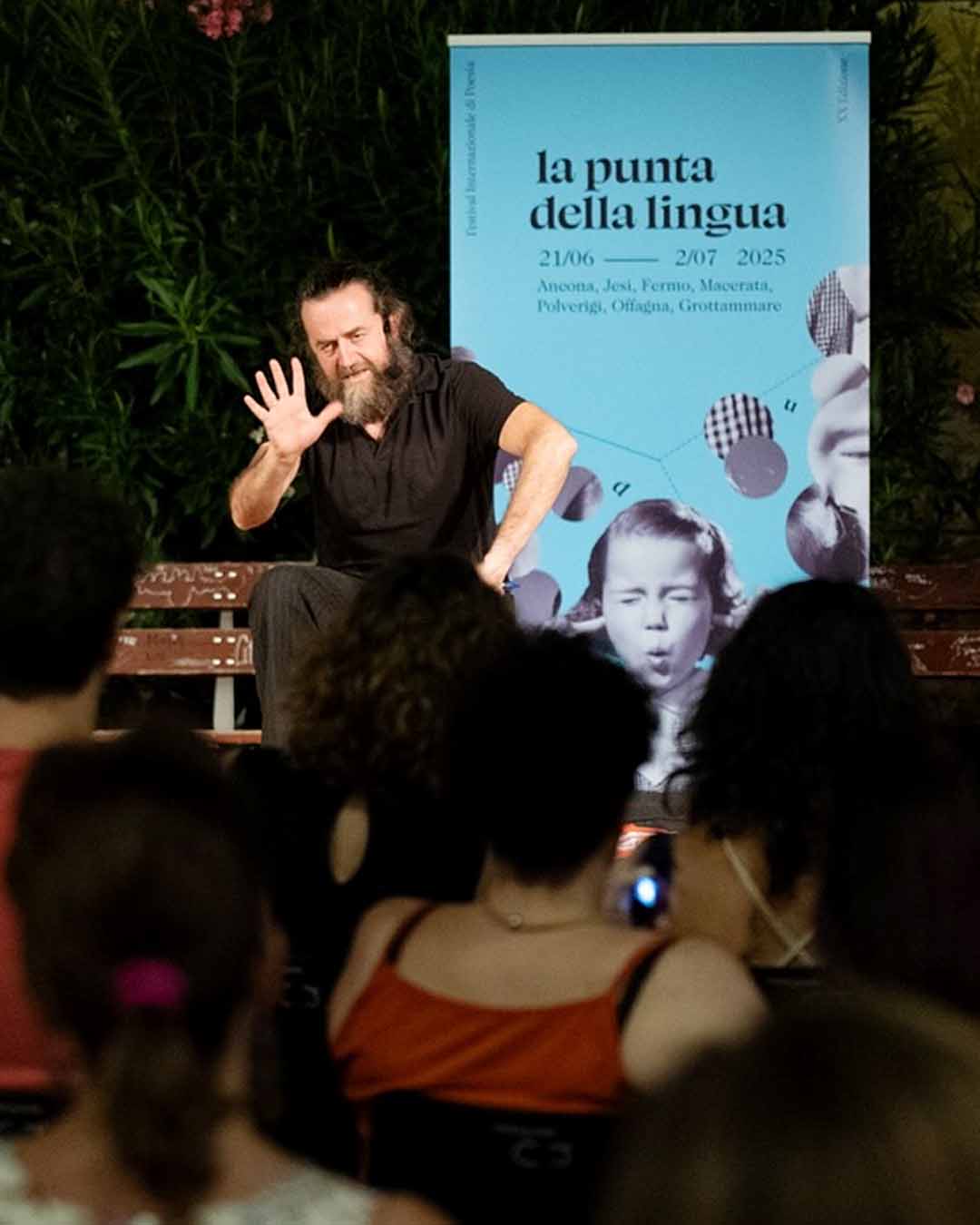 Claudio Morici performing live with his show 'La malattia dell’ostrica' at La Punta della Lingua festival
